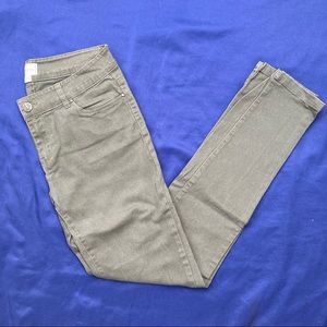 Olive green, mid-rise, straight legged pants ✨